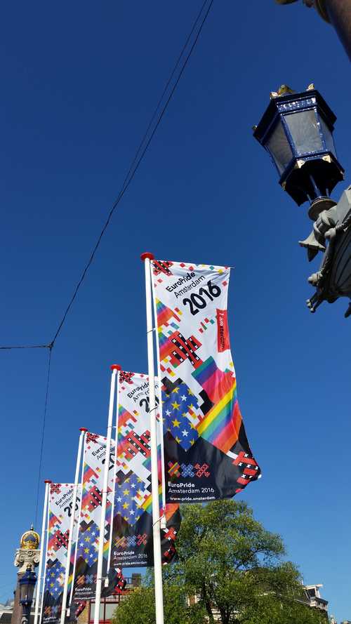 Europridevlaggen op de Blauwbrug, credit: Kevin Schram