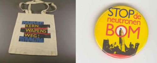 Katoenen protesttasje met de tekst ‘Kernwapens weg!’, ca. 1972, en protestbutton met de tekst ‘Stop de neutronenbom’, ca. 1978. Amsterdam Museum, KA 20256 en KA 22295.