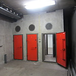 Sluisruimte tussen station en schuilkelder in metrostation Weesperplein, 2013. Foto door Mojito, Wikimedia Commons.