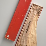 Paar glacéhandschoenen en doos, ca. 1900-1920. Amsterdam Museum (objectnummer KA 12982.12).