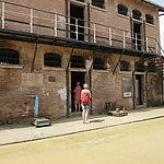 Bezoekers bij de gevangenis in Fort Nieuw Amsterdam, 2015 foto Annemarie de Wildt