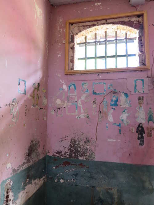 Cel in voormalige gevangenis, 2015. Foto Annemarie de Wildt