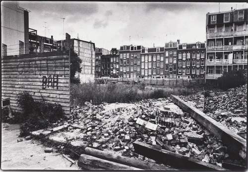 Het puin van de Tweede Oosterparkstraat 70-72, met uitzicht op de Derde Oosterparkstraat (foto: Maurice Boyer)