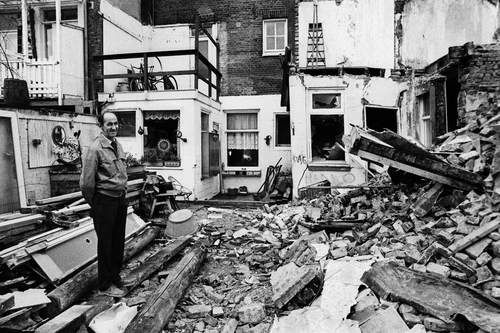 Een man staat in zijn ‘achtertuin’ tussen het puin van de afgebroken Wittenstraat (foto: Maurice Boyer)