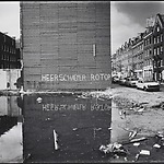 Een onder water gelopen terrein in de Van Beuningenstraat met een boodschap aan Jan Schaefer, wethouder van de gemeente Amsterdam (foto: Maurice Boyer)