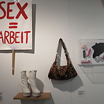 Bord uit demonstratie en schoenen en tasje van sekswerker