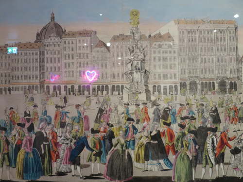 Johann Hieronymus Löschenkohl, Der Schnepfenstrich am Graben, 1784 Wien Museum met reflectie van een neon hartje van de wand ertegenover. foto Annemarie de Wildt