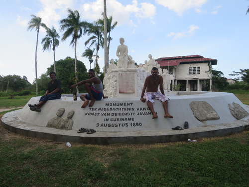 Monument voor de Javaanse immigratie met huidige bewoners van Mariënburg. foto Annemarie de Wildt