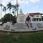 Monument voor de Javaanse immigratie met huidige bewoners van Mariënburg. foto Annemarie de Wildt