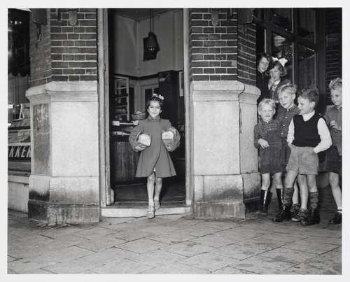 Serpil bij de Bakker 1953. Foto: Ben van Meerendonk / AHF, collectie IISG Amsterdam.