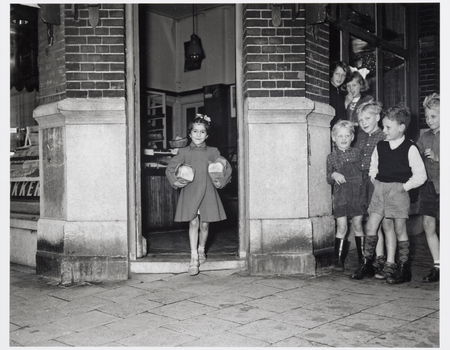 Serpil bij de Bakker 1953. Foto: Ben van Meerendonk / AHF, collectie IISG Amsterdam.