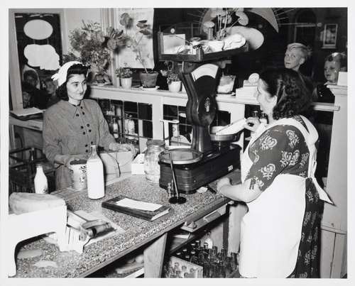Hafiza Bulut bij melkhandel Edel, 1952. Foto: Ben van Meerendonk / AHF, collectie IISG Amsterdam.