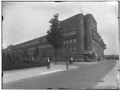 ‘De ‘Billen van Wijdeveld’, hoek van de Insulindeweg en de Celebesstraat, jaren twintig. bron: Stadsarchief Amsterdam.