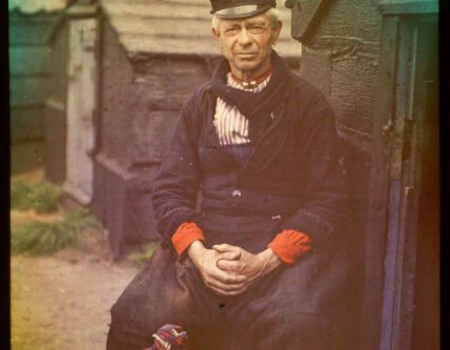 Laanweg, Volendammer palingventer in klederdracht voor zijn hutje. ca. 1915. Foto: Stadsarchief Amsterdam.