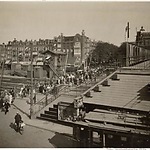  Luchtbrug Muiderpoortstation (gesloopt in 1937), bij de spoorwegovergang tussen de Eerste Van Swindenstraat en de Javastraat. Op de voorgrond een tram van lijn 10. Uit de Amsterdamsche Gids, 1926. bron: Stadsarchief Amsterdam.