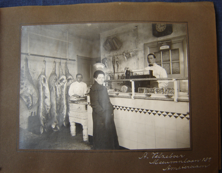 Interieur van slagerij Velzeboer, Meeuwenland 185, 1920. Fotoalbum van kassafabrikant NCR, Rijksprentenkabinet.