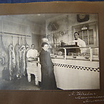 Interieur van slagerij Velzeboer, Meeuwenland 185, 1920. Fotoalbum van kassafabrikant NCR, Rijksprentenkabinet.