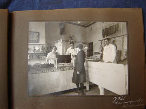 Interieur van slagerij J. Piel, Spreeuwenpark 7, 1920. Fotoalbum van Kassafabrikant NRC, Rijksprentenkabinet. 