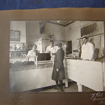 Interieur van slagerij J. Piel, Spreeuwenpark 7, 1920. Fotoalbum van Kassafabrikant NRC, Rijksprentenkabinet. 