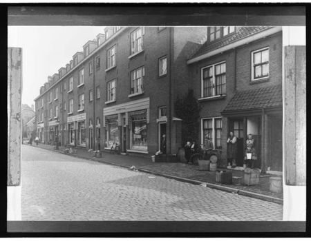 Winkel van de Algemene Arbeiders Coöperatie 'De Dageraad', 1920. Foto: Stadsarchief Amsterdam.