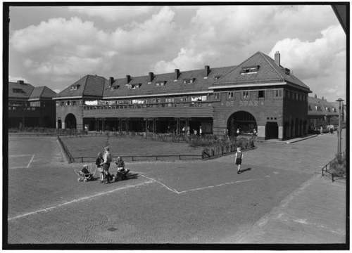 Zonneplein met de Spar, augustus 1948. Foto: Stadsarchief Amsterdam.