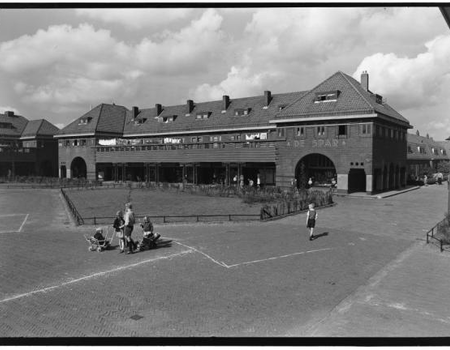 Zonneplein met de Spar, augustus 1948. Foto: Stadsarchief Amsterdam.