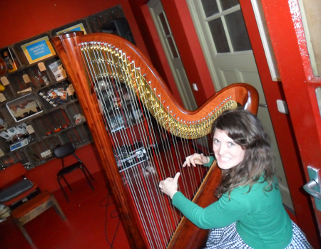 Harpiste Habiba in de buurtlocatie. Foto: THD.