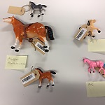 links: paardjes van polystyreen, rechts van pvc