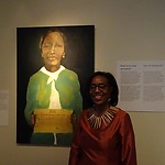 Ellen Neslo voor het schilderij 'Manumission Pauline' van de Surinaamse kunstenaar Ken Doorson (foto: Annemarie de Wildt)