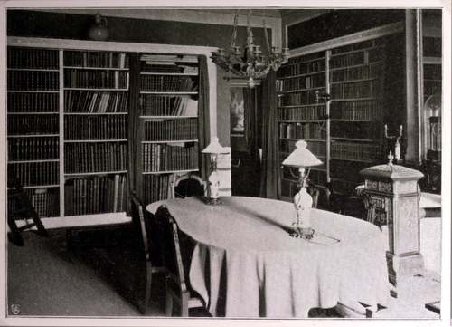 De twee blauwe lampen op de tafel in de voormalige echtelijke slaapkamer omstreeks 1907.