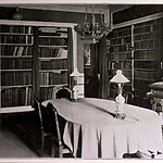 De twee blauwe lampen op de tafel in de voormalige echtelijke slaapkamer omstreeks 1907.