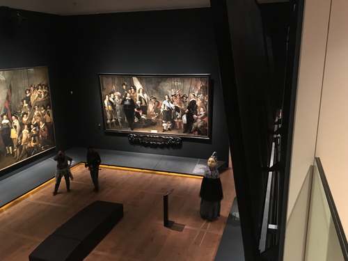 Filmmaakster Ida Does, cameraman Jurgen Lisse en het Kabramasker in actie. Op de achtergrond: Govert Flinck, Compagnie van Joan Huydecoper, 1650. Amsterdam Museum.