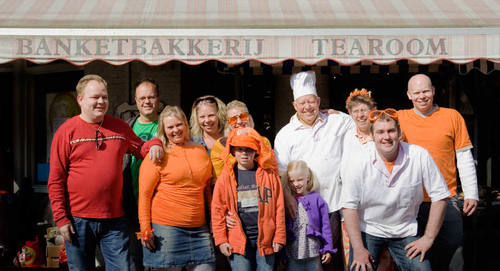 Groepsfoto voor de bakkerij