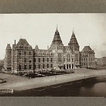 Voorgevel van het Rijksmuseum gezien vanuit noordoostelijke richting omstreeks 1885, 1885 - 1910