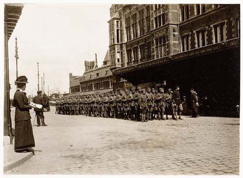 Aardappeloproer: soldaten op het Stationsplein met rechts het Centraal Station, 1917