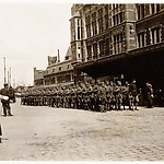 Aardappeloproer: soldaten op het Stationsplein met rechts het Centraal Station, 1917
