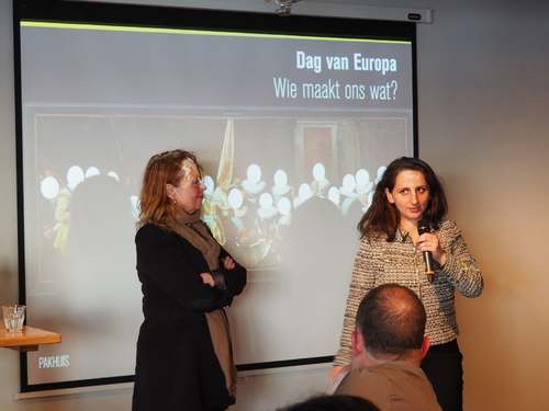 Linda Bouws en Hala Naoum Nehme in Pakhuis de Zwijger. Naast Hala gaven ook Lian Heinhuis, Sofyan Mbarki en Quirijn Bongaerts hun visie op Amsterdams burgerschap.