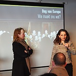 Linda Bouws en Hala Naoum Nehme in Pakhuis de Zwijger. Naast Hala gaven ook Lian Heinhuis, Sofyan Mbarki en Quirijn Bongaerts hun visie op Amsterdams burgerschap.