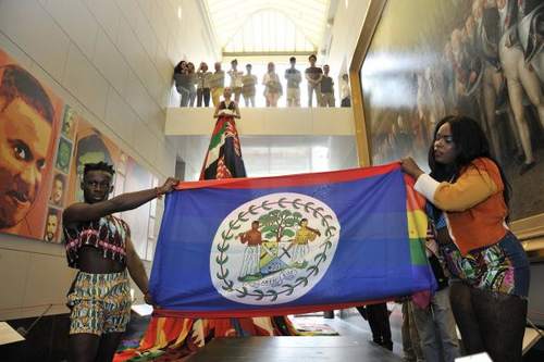De vlag van Belize en de Rainbow Dress.