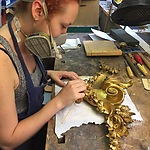 Rafaela maakt ornament schoon