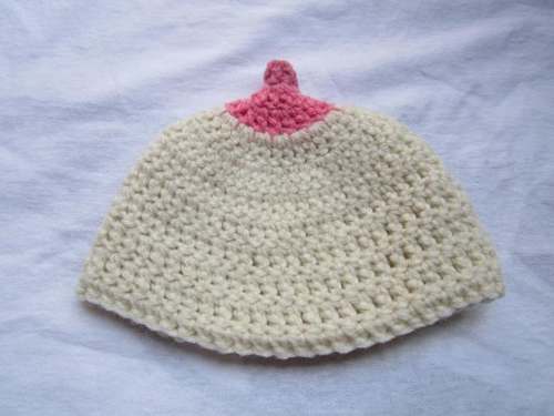 Gehaakte 'boobie beanie' babymutsje, 2012. Bron: Happy Hook Crochet blog.