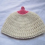 Gehaakte 'boobie beanie' babymutsje, 2012. Bron: Happy Hook Crochet blog.
