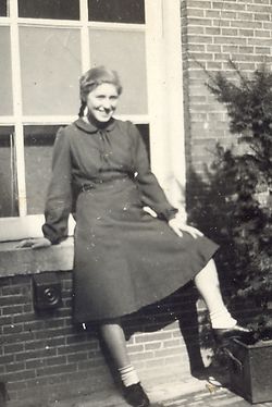 Marga Bolk op binnenplaats 1950