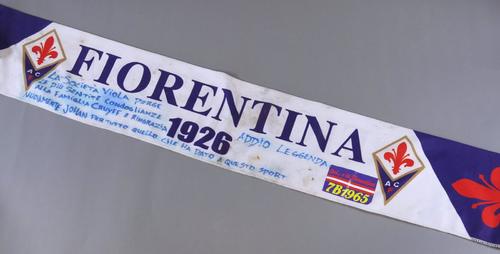 ‘Addio Leggenda’, sjaal van voetbalclub Fiorentina met condoleances en dankbetuiging namens de fanclub. – obj.nr 3949