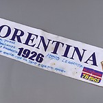 ‘Addio Leggenda’, sjaal van voetbalclub Fiorentina met condoleances en dankbetuiging namens de fanclub. – obj.nr 3949