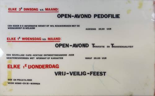 Tekstbord NVSH: ontmoetingsavonden pedofielen, travestieten en transseksuelen, en vrij-veilig-feesten - Collectie Amsterdam Museum KA 20426.5