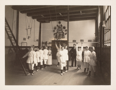 Fotoalbum Burgerweeshuis, 1904, gymnastiekles meisjes, A 36182, collectie Amsterdam Museum