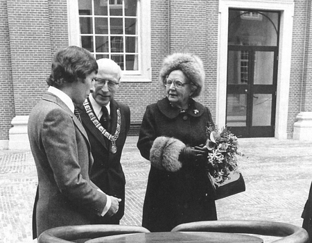 H.M. Koningin Juliana, burgemeester I. Samkalden en Simon Levie tijdens de opening van het Amsterdams Historisch Museum, 27 oktober 1975, foto Pieter Boersma, Amsterdam