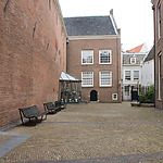 Kinderbinnenplaats of achterplaats, met harnasvitrine, fotocollectie Amsterdam Museum, 2008