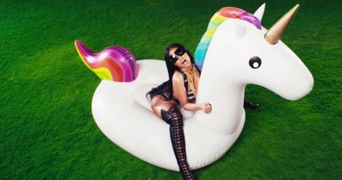 Screenshot uit videoclip Make Love